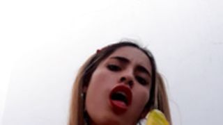 Pau rojas cupando un pene de goma