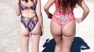 Michelle Carvalho con otra mostrando culo