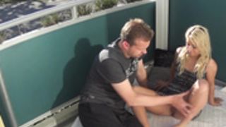 Kimilee - Mittem am Tag auf dem Balkon gefickt