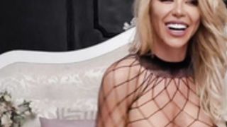 Beautiful alice body show in big net pantyhose