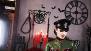 VenenaShwarz Smokes in Military Latex