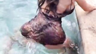 Nicolette Shea Twerk in Pool