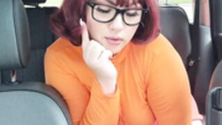 Velma masturbación en el auto