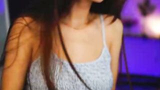 ariana grande oiled her feet