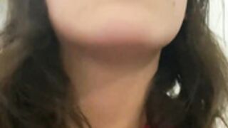 Esta trola argentina se cola los dedos en terremoto