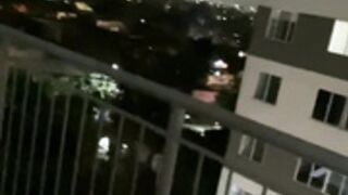 Esta trola argentina se cola los dedos en terremoto