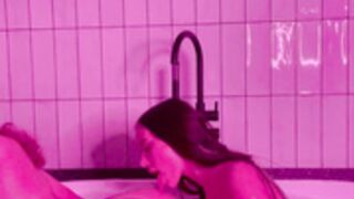arilaviee in the bath