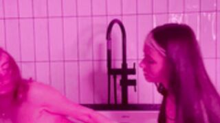 arilaviee in the bath
