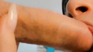 ER La pequeña 18 de papi chupando su polla tan fuerte