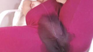 Katy_18 wets her yoga pants and squirts