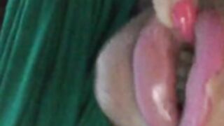 Victoria lomba in the car