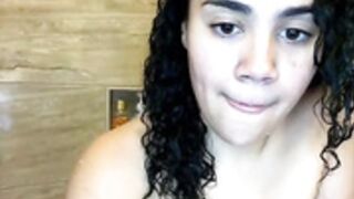 Hoehuxtable twerking and fingering her ass