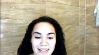 Hoehuxtable twerking and fingering her ass