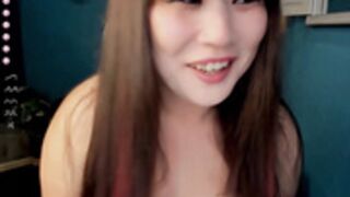 2021-08-07 LisaMeoww Nipple Flick