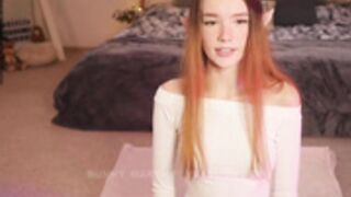BunnyMarthy orgasming in a public show
