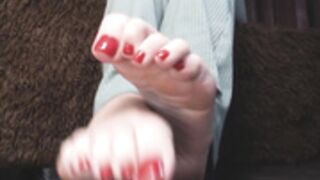 Ms_enigma displaying her feet & toes to her footslaves