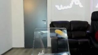 Hotfallingdevil montando un dildo