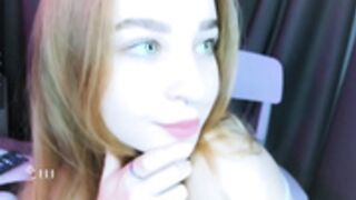 zoe_0 poking her cunt with pink twig