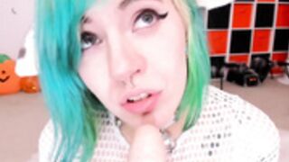 Princes Mao hot dildo sucking