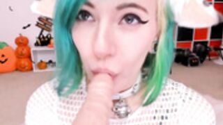 Princes Mao hot dildo sucking