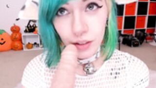 Princes Mao hot dildo sucking