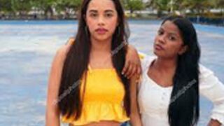 dos chicas latinas