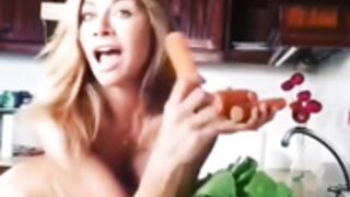 _Xoana Gonzalez en la cocina desnuda