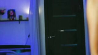 plum_bums (_ariana_grande__) topples, no sound