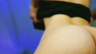 plum_bums (_ariana_grande__) flash ass, no sound