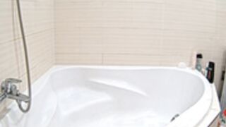 Linda wash and shave her pussy