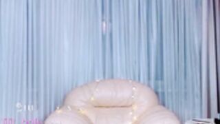 lily_holy Is on a mission to restore a bush she shaved