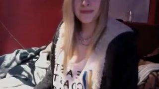 FesityFeet Chelsea - Taking off my smelly shoes