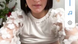 Carolina Novoa juega con sus pechos