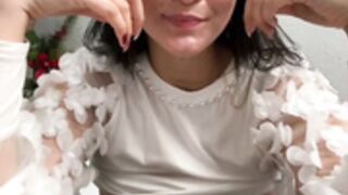 Carolina Novoa juega con sus pechos