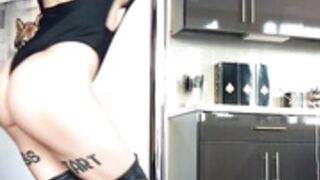 Liz Katz Pole-Dance 1