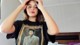 yourfreakygirl strips to naked and uses vibrator