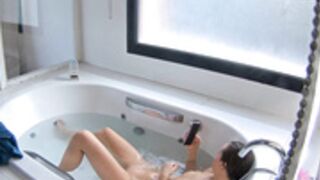 Holly make a bath and rub her pussy in the bathub