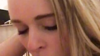 Blond dupa robi loda