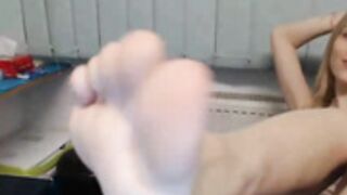 Dalyana (Dalyana22) flashes her feet