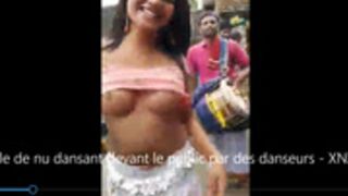 Spectacle de nu dansant devant le public par des danseu