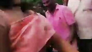 Spectacle de nu dansant devant le public par des danseu