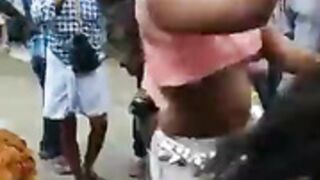 Spectacle de nu dansant devant le public par des danseu