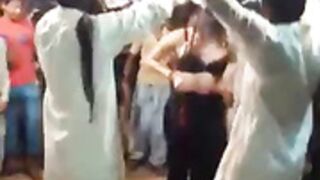 Danse nue sexy fille se déshabillant en public en dansa