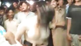 Danse nue sexy fille se déshabillant en public en dansa