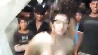 Danse nue sexy fille se déshabillant en public en dansa