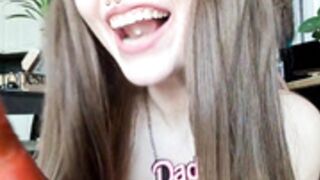 Paprica - dildo blowjob and pussy flash