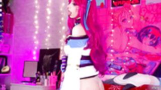 ahri shows her ass on the show(Holliwould_)