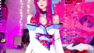 ahri shows her ass on the show(Holliwould_)