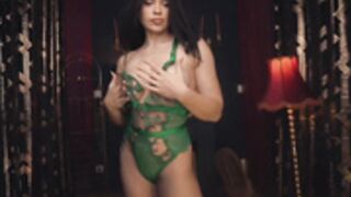 lucieoude_  - Top less show