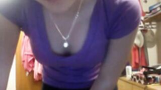 Teen se masturbe devant sa cam et jouit